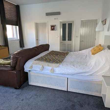Gorgeous Comfortable Apartment On The High Street Merthyr Tydfil Buitenkant foto
