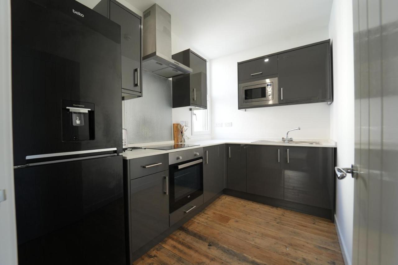 Gorgeous Comfortable Apartment On The High Street Merthyr Tydfil Buitenkant foto