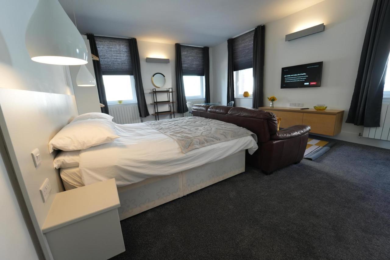 Gorgeous Comfortable Apartment On The High Street Merthyr Tydfil Buitenkant foto