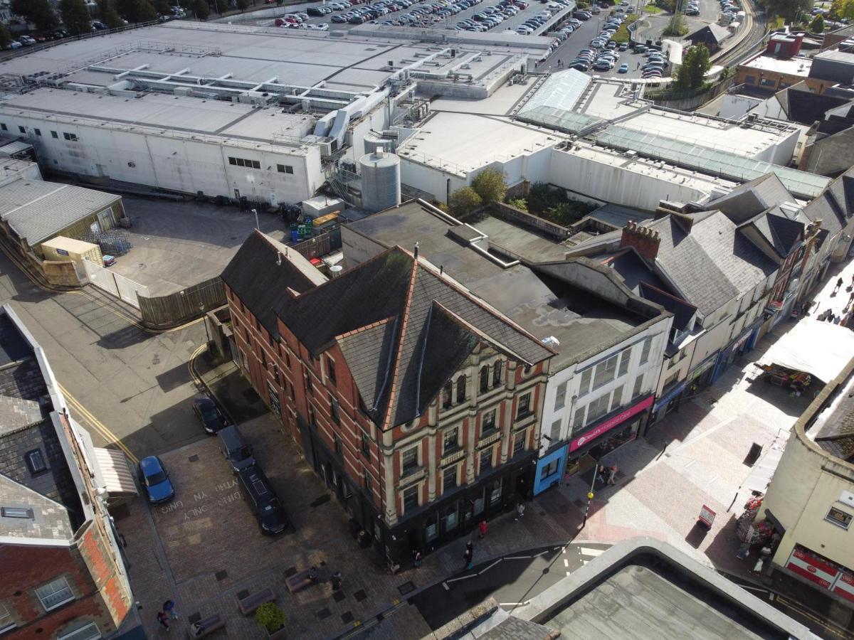 Gorgeous Comfortable Apartment On The High Street Merthyr Tydfil Buitenkant foto