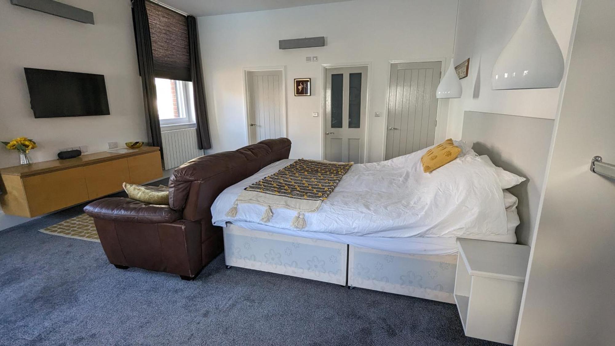 Gorgeous Comfortable Apartment On The High Street Merthyr Tydfil Buitenkant foto