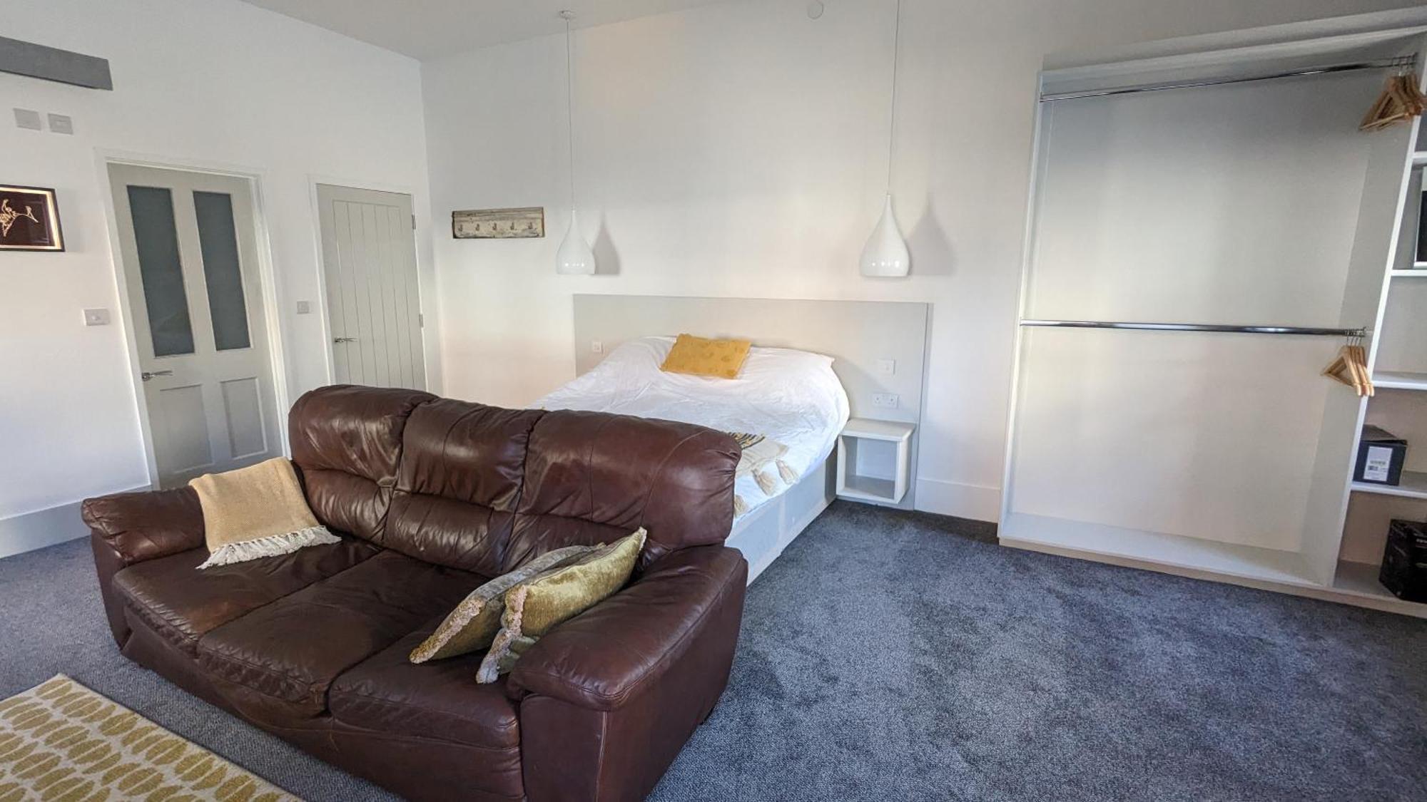 Gorgeous Comfortable Apartment On The High Street Merthyr Tydfil Buitenkant foto