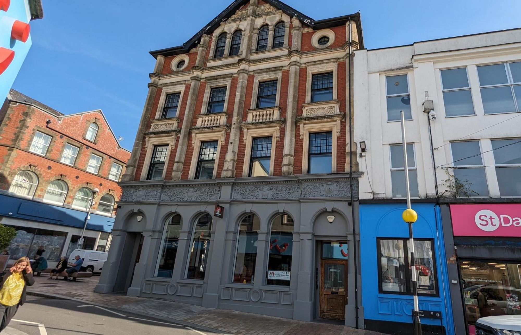 Gorgeous Comfortable Apartment On The High Street Merthyr Tydfil Buitenkant foto