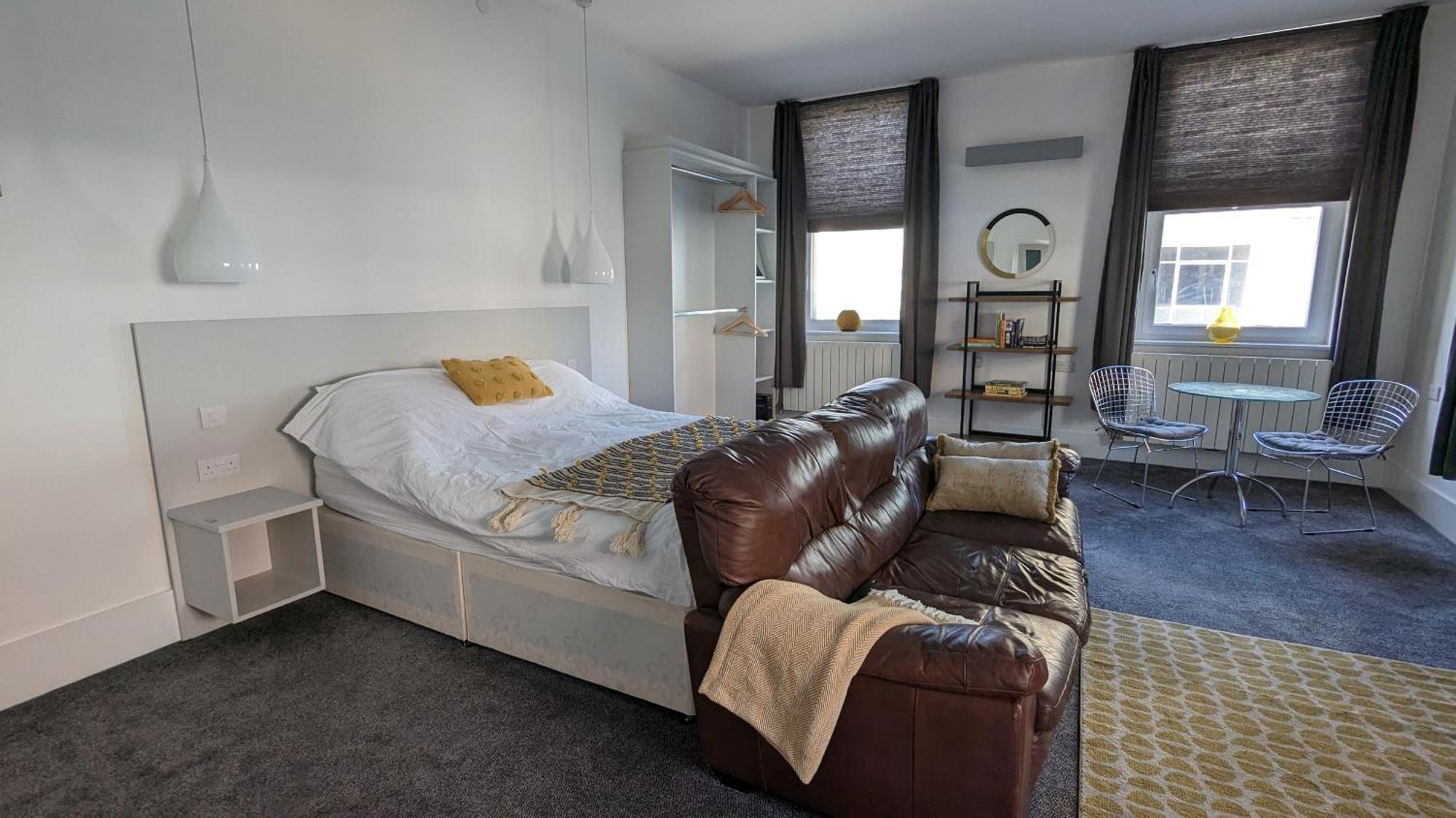 Gorgeous Comfortable Apartment On The High Street Merthyr Tydfil Buitenkant foto